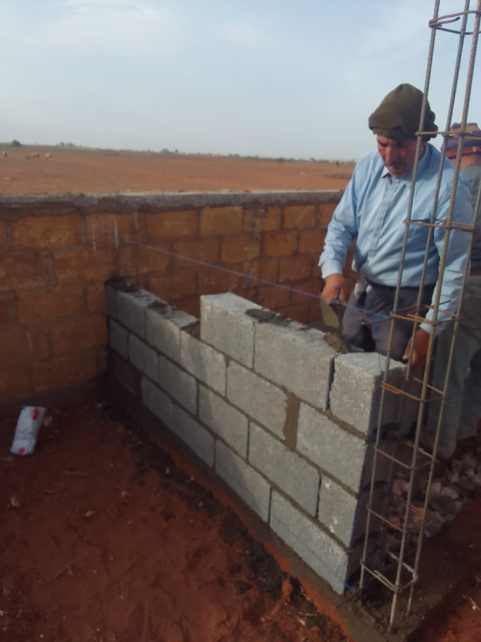 Rénovation de l'école — construction d'un mur en parpaings