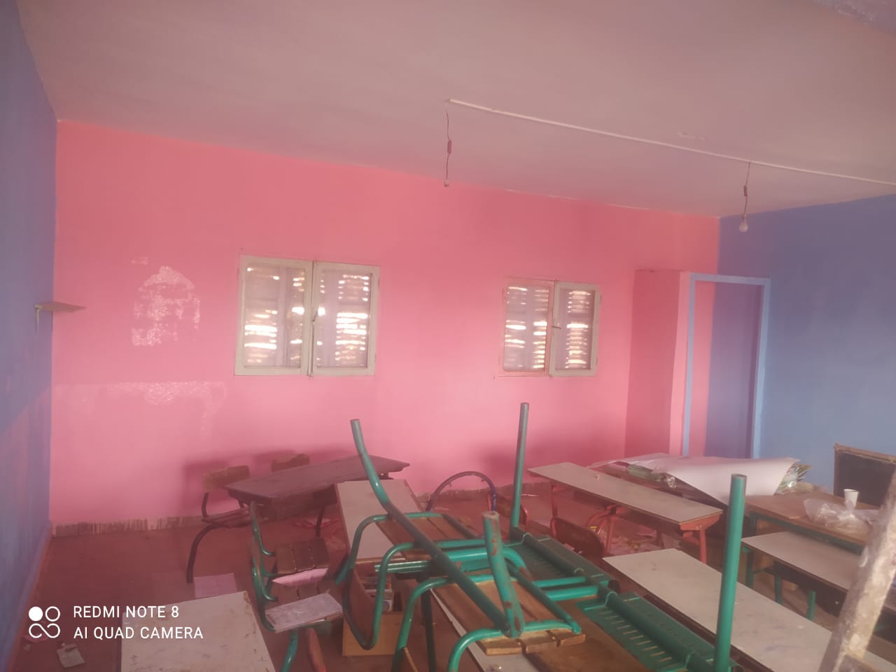 Rénovation de l'école — salle de classe repeinte