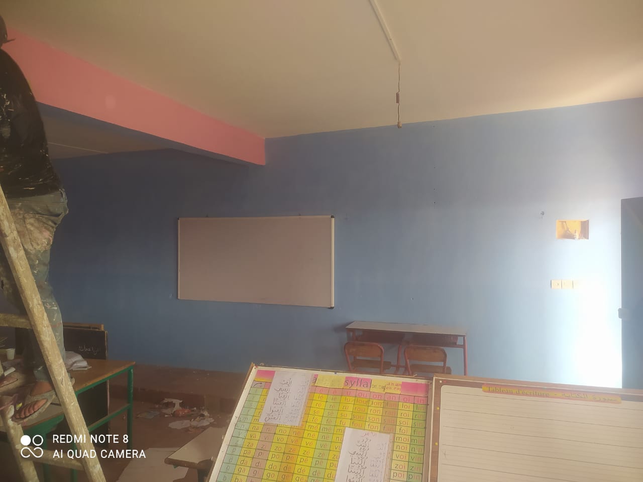 Rénovation de l'école — salle de classe repeinte en bleu