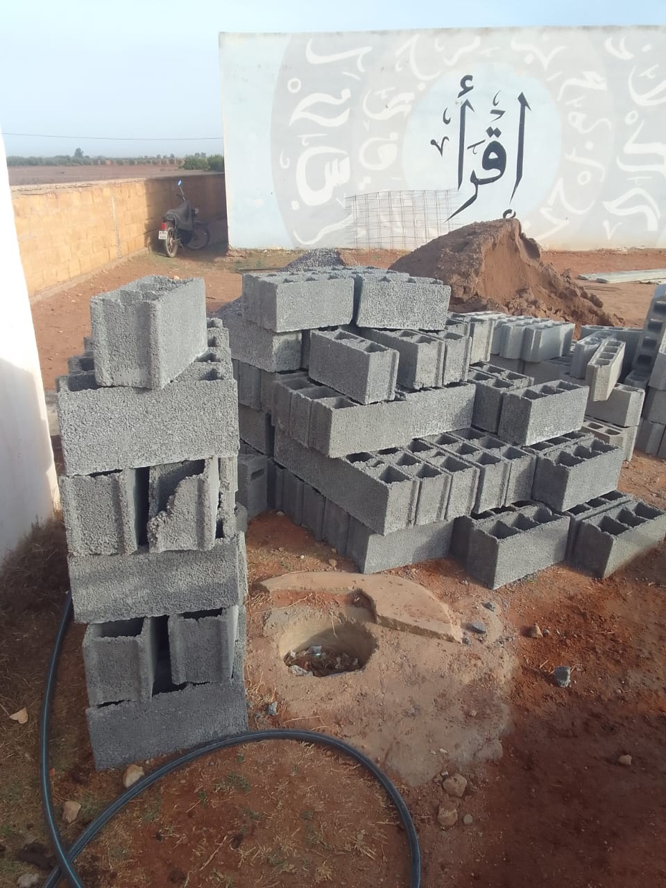 Rénovation de l'école — parpaings neufs sur le chantier